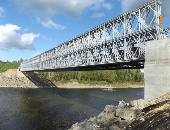 Puente de río de metal prefabricado de capa simple / doble de estilo militar Prefabricado Temporal Portátil Compacto 200 Estructura de acero Truss Bailey Bridge